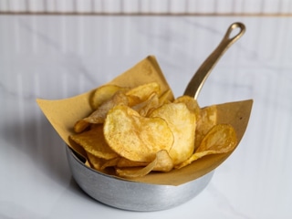 Domácí bramborové chipsy, kim-chi mayo