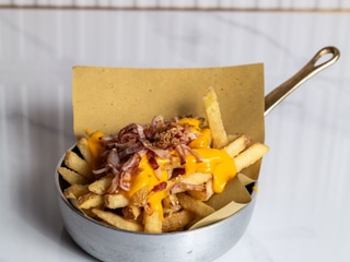 Hranolky s čedarem a slaninou