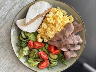 Сніданок з ростбіфом та скремблом