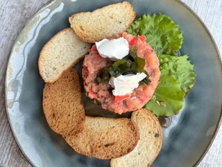 Тартар з лосося з авокадо та вершковим сиром