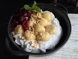 Ліниві вареники з вишнею та вершково-сметанковим кремом