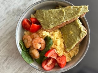 Cніданок з креветками та тостами з гуакамоле