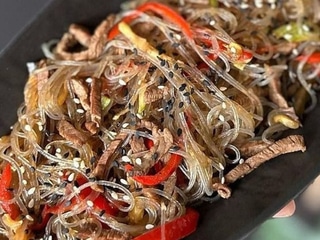 Рисова локшина фунчоза з телятиною та овочами