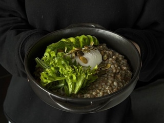 Зелена гречка з авокадо та яйцем пашот  