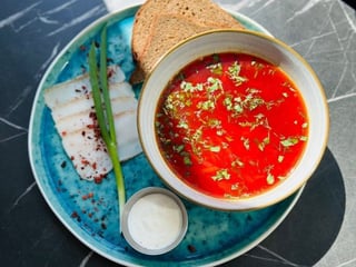 Борщ з салом та грінками