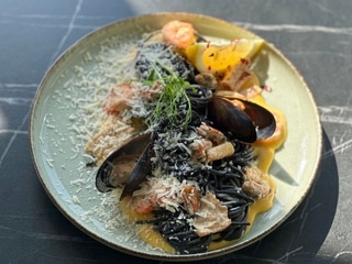 Паста з чорнилами каракатиці та морепродуктами