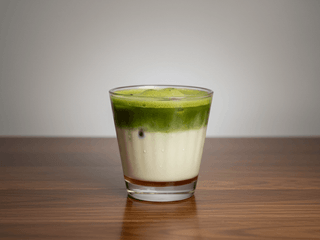 Ledové matcha latte s raw sirupem