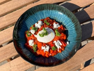 Shakshuka se straceným vejcem a feta sýrem