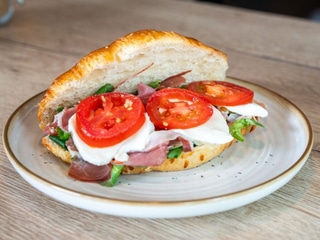 Prosciutto, mozzarella, salát