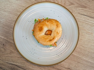 Bagel s marinovaným lososem