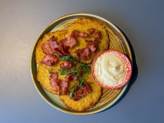 Деруни зі смаженим беконом