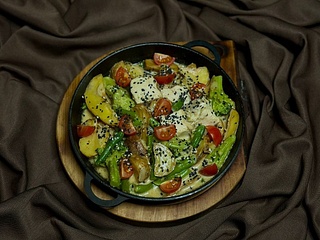 Пательня з куркою та овочами