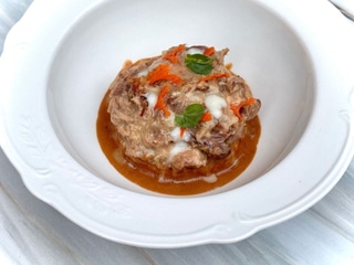 М’ясо з бичачого хвоста, повільно томлене з овочами