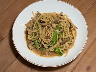 Паста з печерицями, гливами, егрінгами, шиїтаке, енокі та цибулею порей