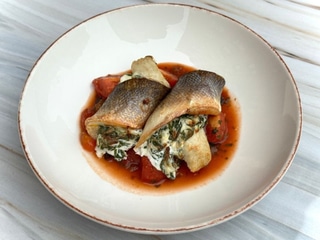 Філе сібаса, запечене з крем-сиром і шпинатом