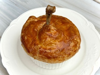 Качина ніжка конфі, запечена в хрусткому тісті