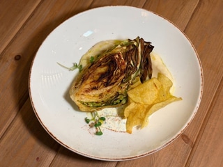 Стейк з молодої капусти