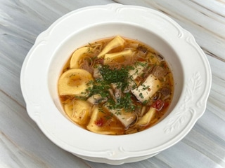 Юшка з білими грибами, ерінгами, печерицями, цибулею порей і в’яленими томатами