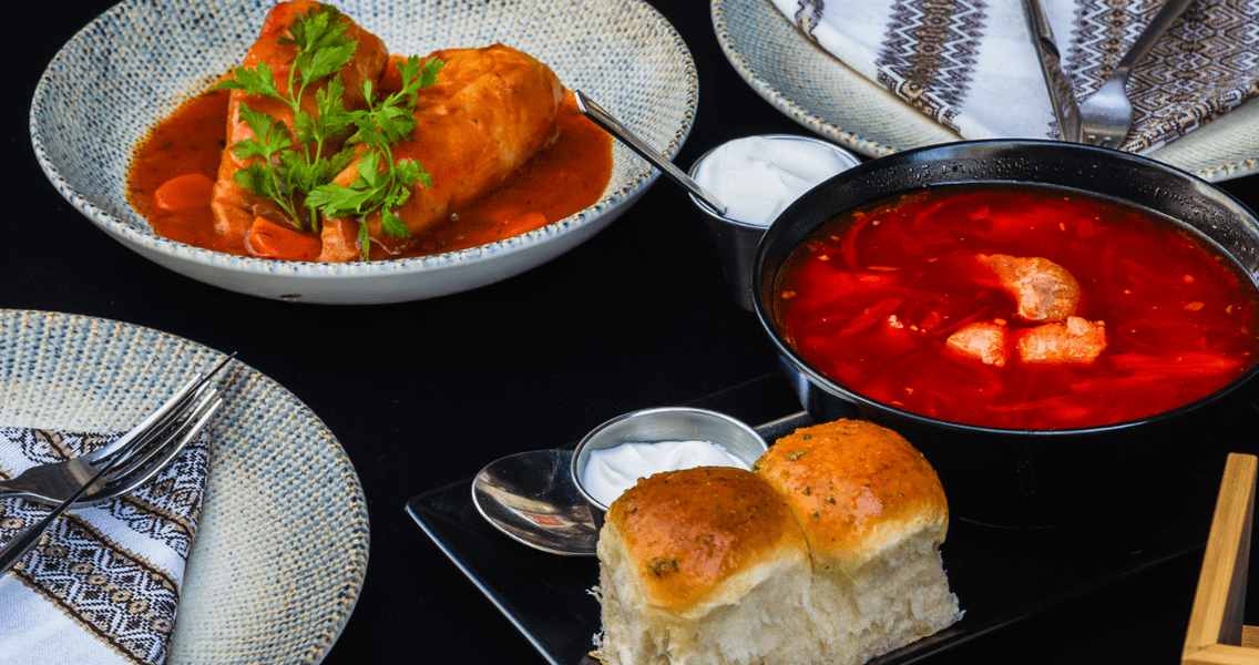 La auténtica cocina ucraniana en Casa Ucraniana Restaurante en centro Valencia. Borsch con panecillas. Golubtsy..png