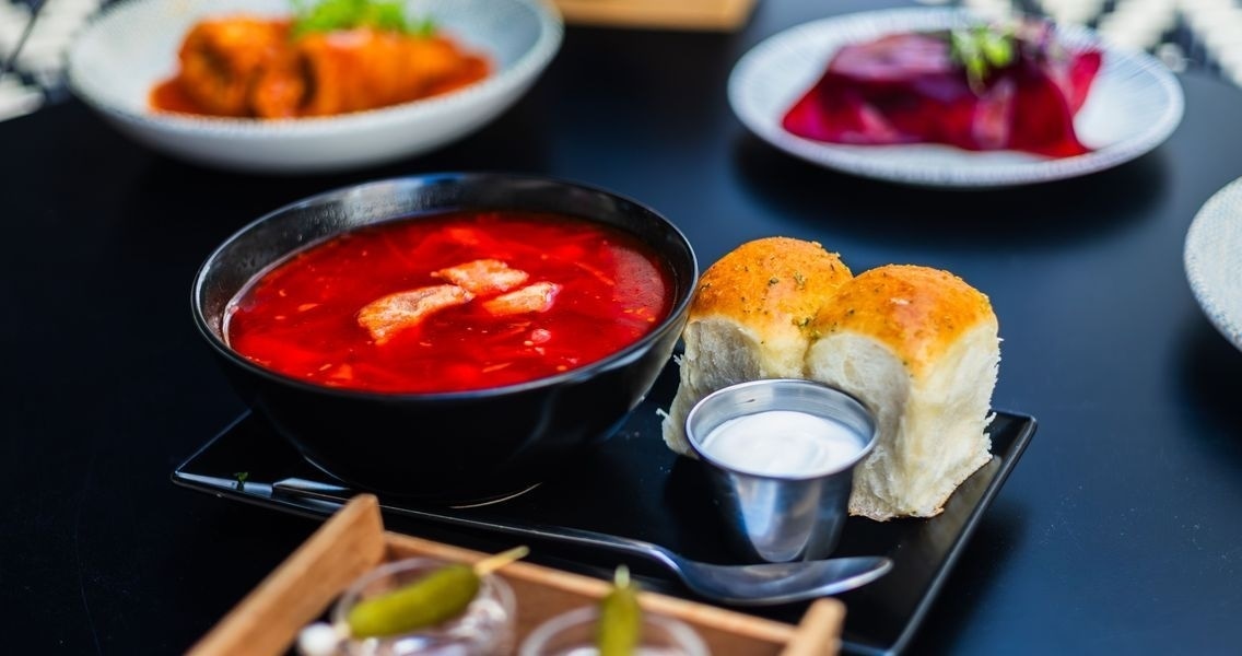Auténtico borsch ucraniano servido con pampushky caseras y crema agria en Casa Ucraniana, restaurante ucraniano en el centro de Valencia..jpg