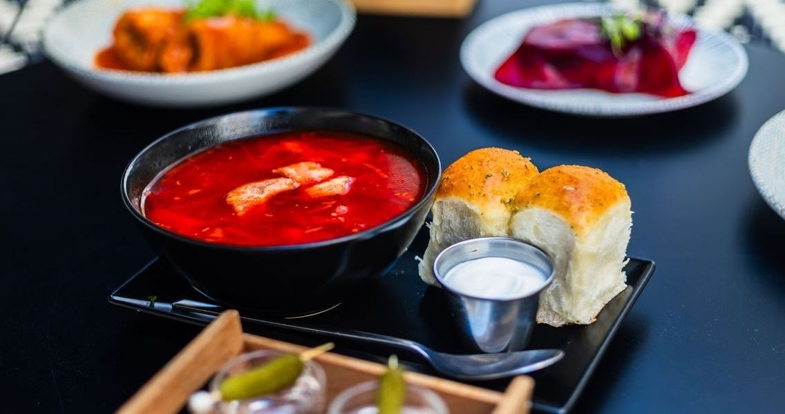 Auténtico borsch ucraniano servido con pampushky caseras y crema agria en Casa Ucraniana, restaurante ucraniano en el centro de Valencia..jpg