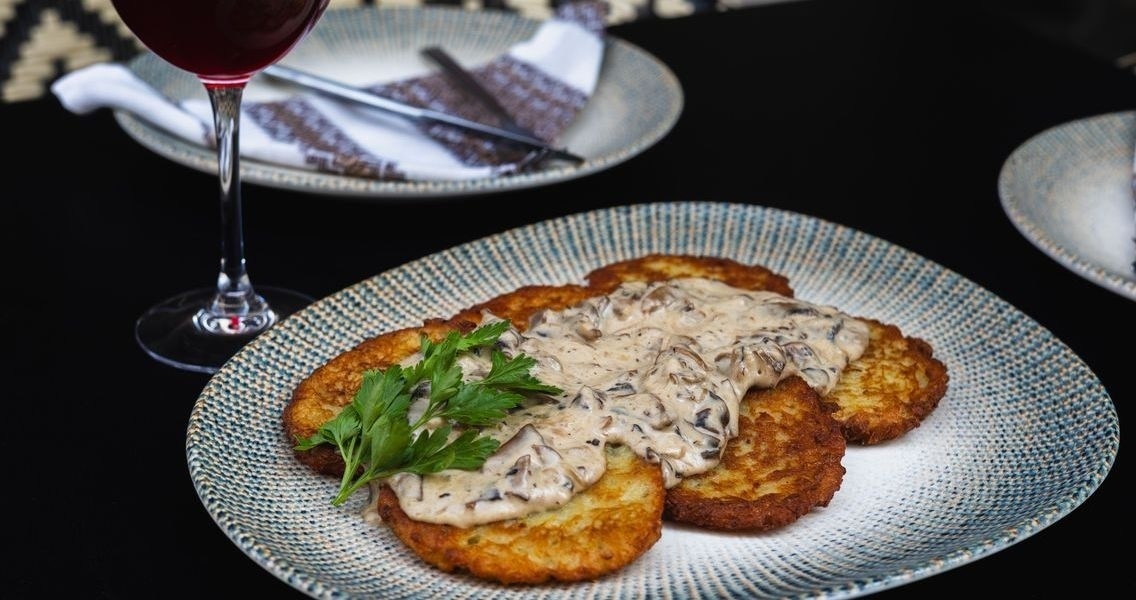 Típico plato ucraniano - Tortitas de patata servidas con salsa de setas. Restaurante Casa Ucraniana cerca Plaza del Ayuntamiento.jpg