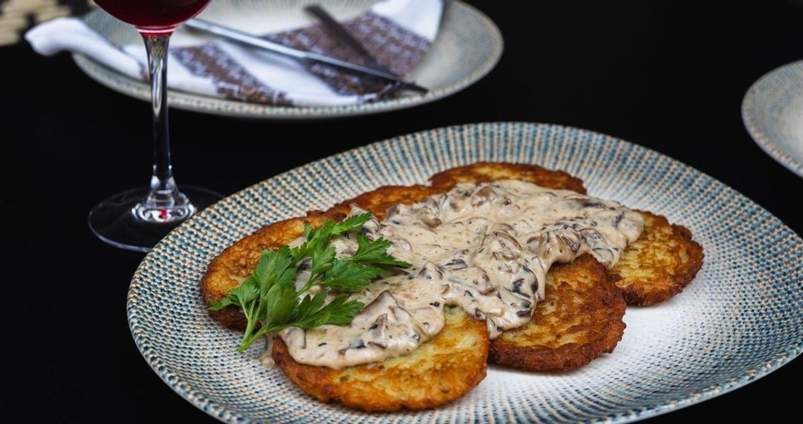 Típico plato ucraniano - Tortitas de patata servidas con salsa de setas. Restaurante Casa Ucraniana cerca Plaza del Ayuntamiento.jpg