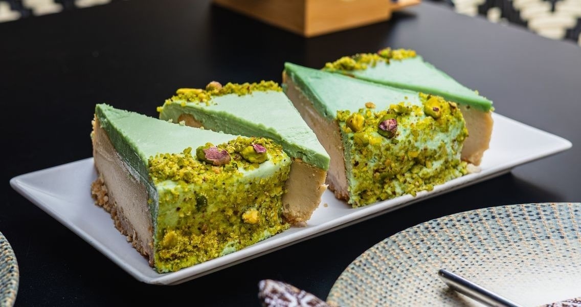 Postre artesanal elaborado en Casa Ucraniana. Cheesecake de pistacho con ingredientes seleccionados y sabor único..jpg