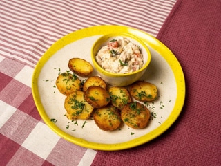 Картопля з салатом із куриці