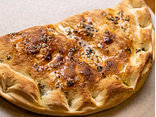 Кальцоне з баликом, кукрудзою та помідорами