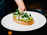 Avokádové guacamole, náš chléb, kozí sýr, granátové jablko