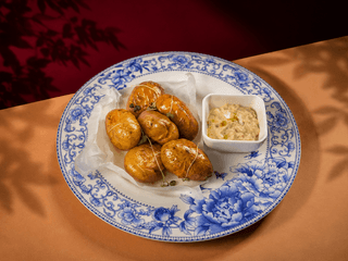 Плющена картопля з соусом цезар