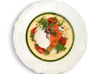 Яйце пашот з лососем та сирним тостом