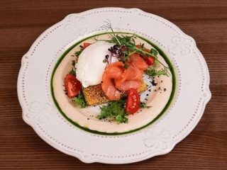 Яйце пашот з лососем та сирним тостом