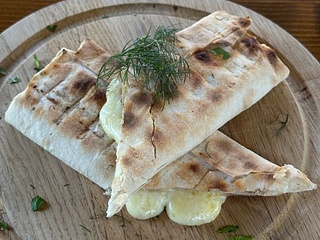 ЛАВАШ З ТОМАТНИМ СОУСОМ ТА ОВОЧАМИ