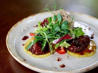 САЛАТ З ПЕЧІНКОЮ ГЛАЗУРОВАНОЮ В СОУСІ УНАГІ