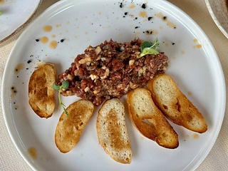 ЯЛОВИЧИЙ ТАР-ТАР З ПАНЧЕТТОЮ