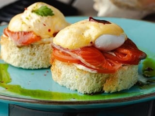 Яйця Бенедикт зі слабосоленим лососем