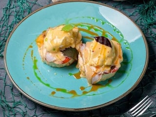 Яйця Бенедикт з копченою індичкою