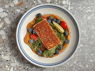 Салат з сиром халумі та бататом