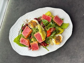 Салат з тунцем татакі