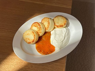 Сирники з сезонним джемом