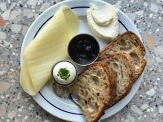 Данський сніданок із круасаном або хлібом Кантрі