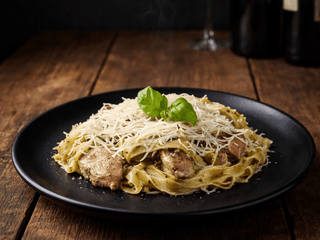 Фетучіні з куркою та грибами