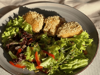 Салат зі смаженим сиром Брі