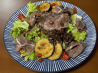 Салат з соковитою телятиною та баклажанами