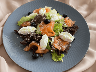 Салат із слабосоленим лососем