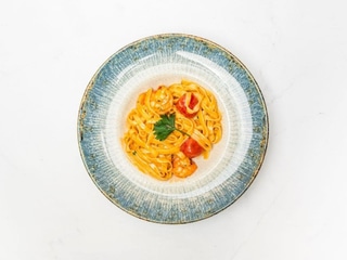 Tagliatelle s tigrími krevetami a bisque omáčkou