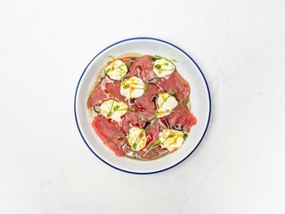Carpaccio z červeného tuniaka s hluzkovou omáčkou s ančovičkami