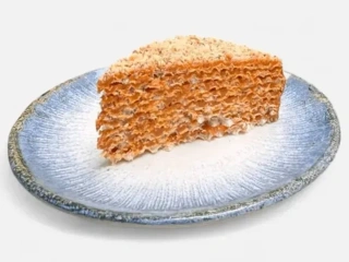 Vafľová torta s karamelovým salkom a vlašskými orieškami